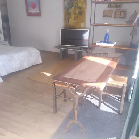 Homestay La Maison Bleue *